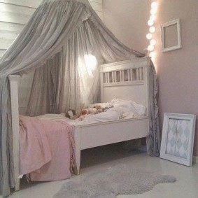 Светло-серый балдахин над кроватью девочки
