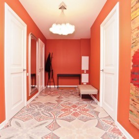 Окраска стен прихожей в персиковый цвет