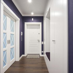 Белая дверь в конце коридора