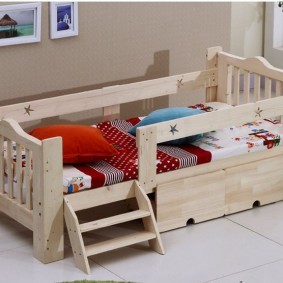 Кроватка для младенца из натурального дерева