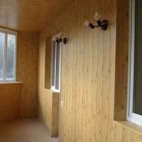 Обшивка стен балкона деревянной вагонкой