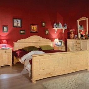 Бардовые стены в классической спальне