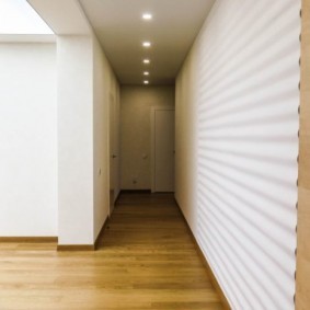 3D-панели белого цвета в узком коридоре