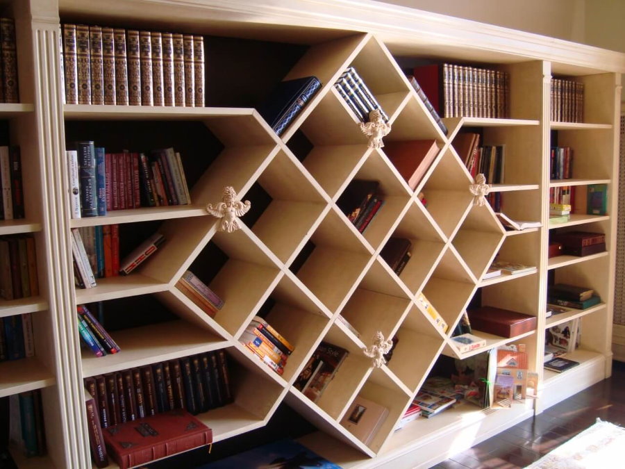 Книжные полки в домашнем кабинете