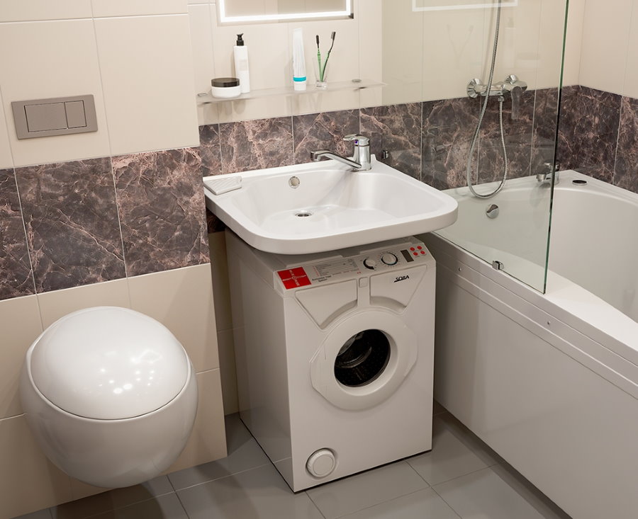 Интерьер ванной комнаты с туалетом и стиральной машиной в частном доме
