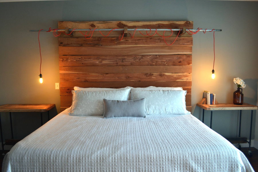 Деревянной изголовье кровати с дизайнерским светильником