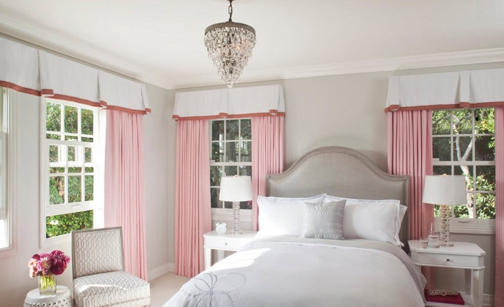 серо розовая спальня с розовыми шторами