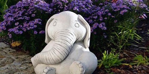 скульптуры для сада слоник