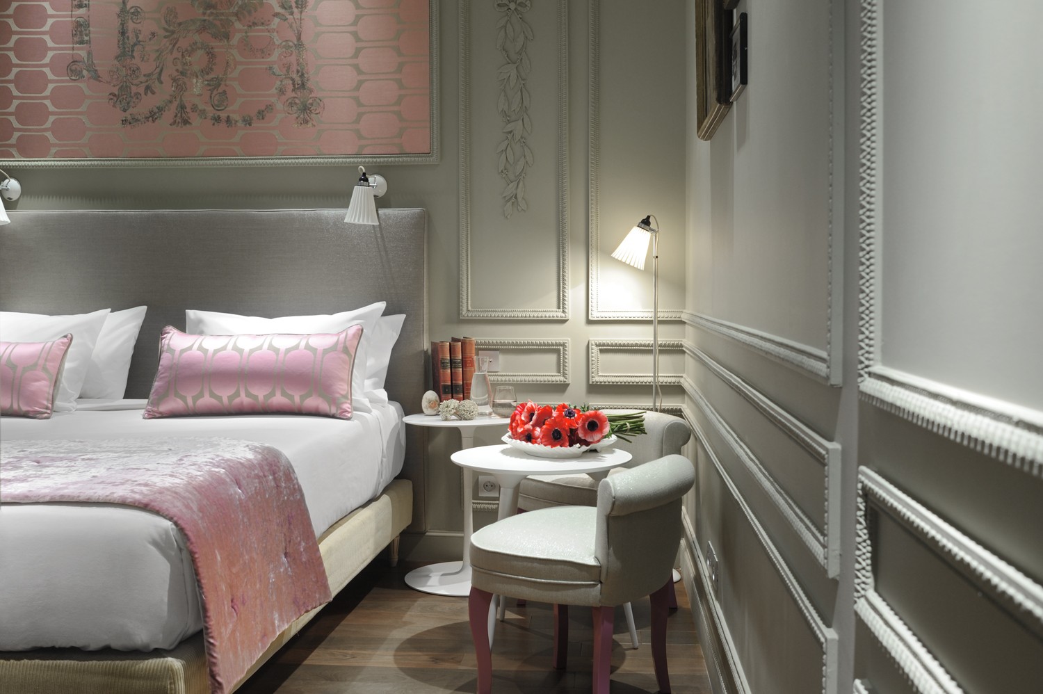 серо розовая спальня фото