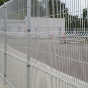 забор из сетки на даче виды оформления