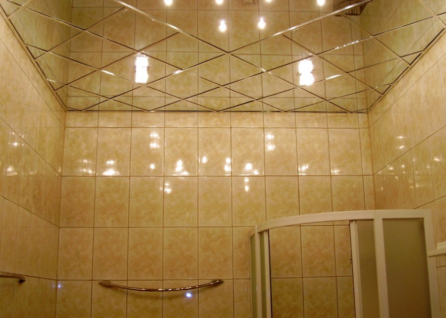 Ванная комната с зеркальным потолком