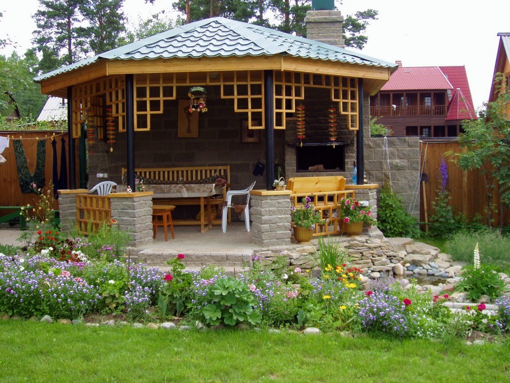 Дизайн двора частного дома с беседкой и мангалом