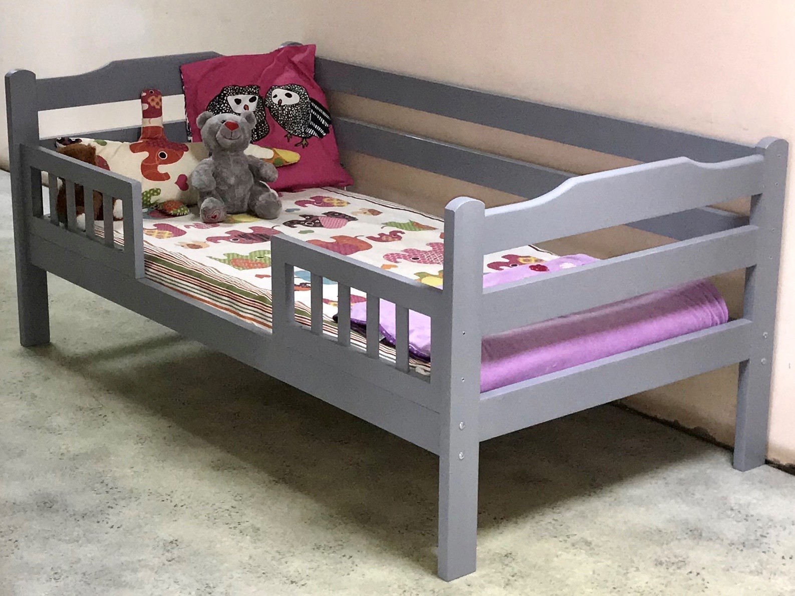 Кровать от 3х лет. Детская кровать. Детская кровать с бортиком. Кровать детская деревянная. Кровать детская деревянная с бортиками.
