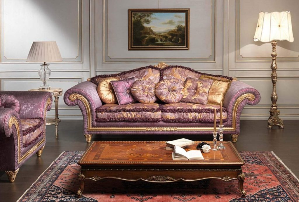 классический диван в гостиной