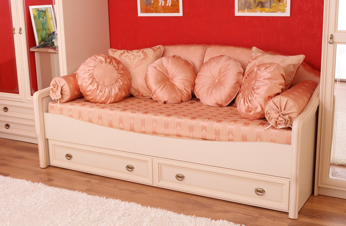 Красивая диван кровать. Кровать Прованс Прагматика. Прагматика Прованс детская мебель. Диван кровать детская. Диван кровать для девочки.