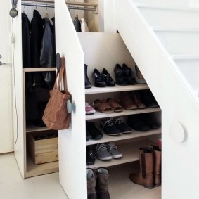 Выдвижной гардероб под лестницей в частном доме