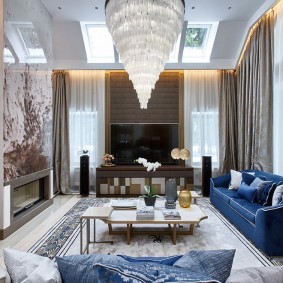 Синий диван в зоне отдыха гостиной