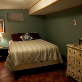 Интерьер спальной комнаты с низким потолком
