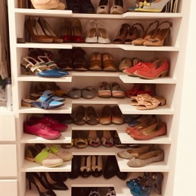 Полочки из ДСП для хранения обуви в шкафу