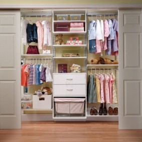 Шкаф-гардероб с раздвижными дверями