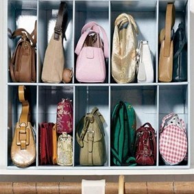 Узкие секции шкафа для дамских сумок