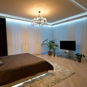 Светодиодная подсветка натяжного потолка в спальне