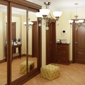 Деревянный шкаф с зеркальными дверцами