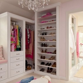 Удобные полки в шкафу для одежды и обуви