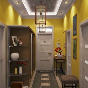 Желтые стены в прихожей комнате