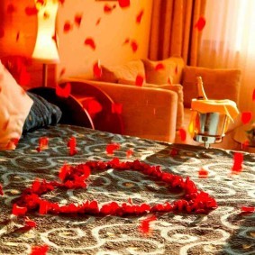 Сердечко из роз на кровати в спальне
