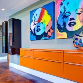 Оранжевые тумбы в гостиной стиля поп арт