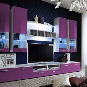 Фиолетовая стенка с лакированными фасадами