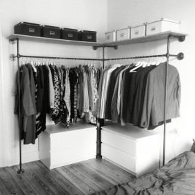 Открытая система хранения одежды в спальной комнате