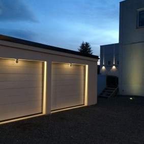 Каркасный гараж с подъемными воротами