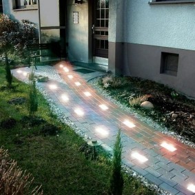 Встроенные фонарики в садовой дорожке