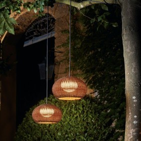 Подвесные фонарики на ветках деревьев