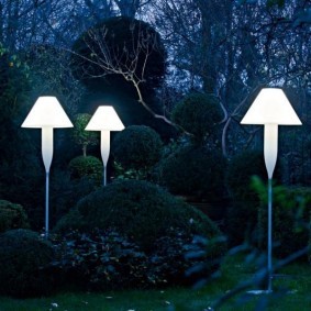 Высокие светильники в саду современного стиля