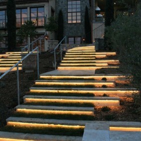 Подсветка ступеней садовой лестницы светодиодной лентой