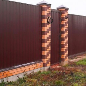 Забор со столбами из облицовочного кирпича