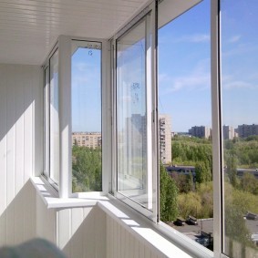 отделка балкона пластиковыми панелями декор