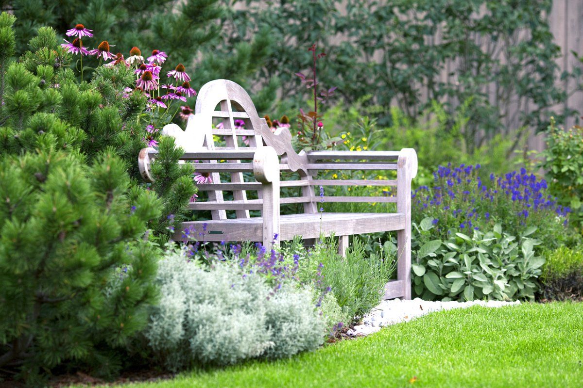 Скамейки в садовом дизайне