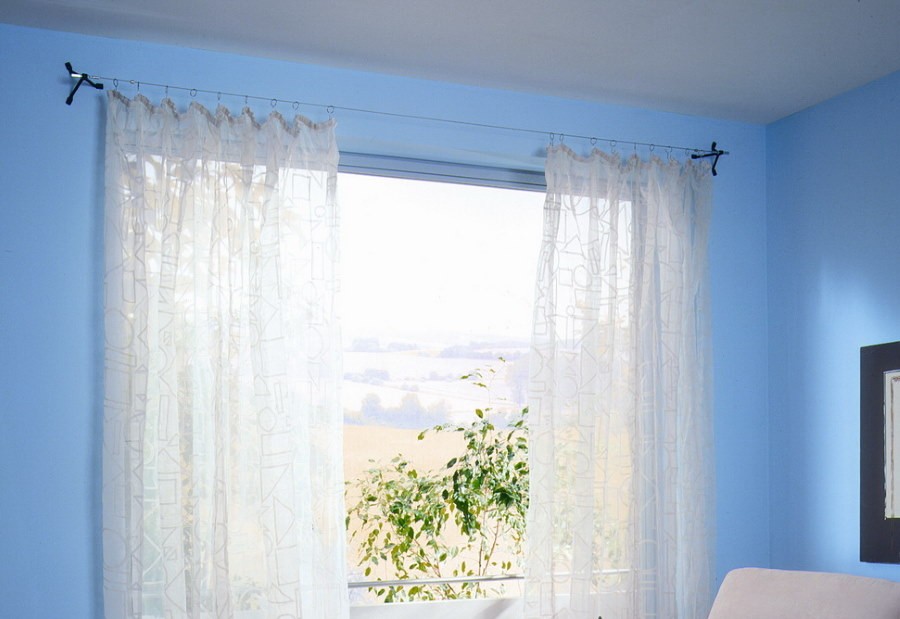 Струнный карниз на голубой стене спальни