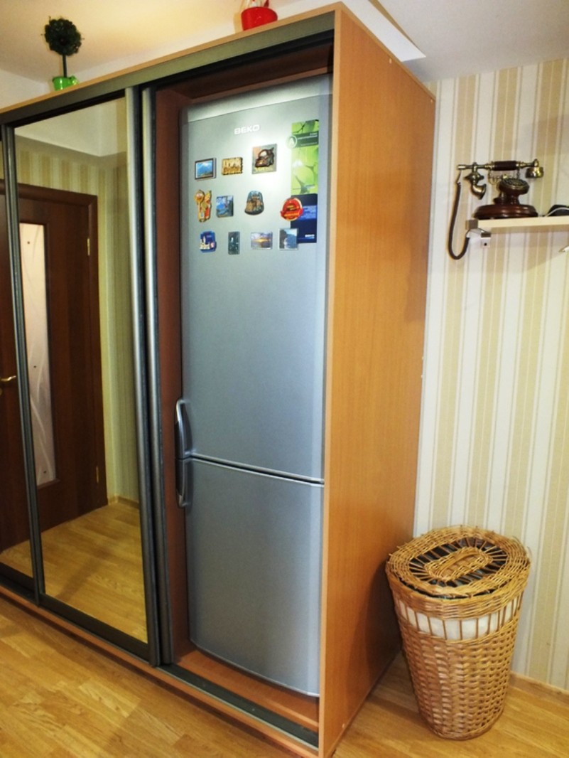 Шкаф купе для холодильника
