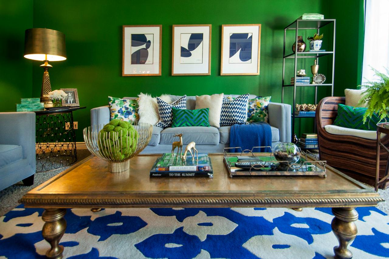 сочетание зеленого с синим и голубым в интерьере гостиной