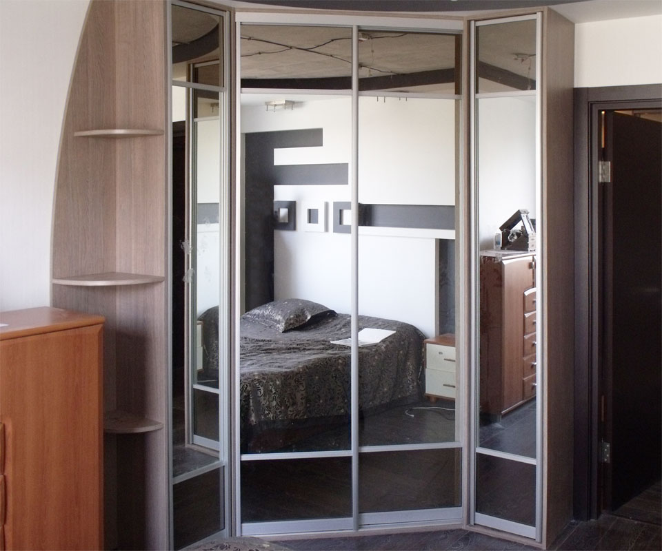 Угловой шкаф с зеркалами на дверках в спальне