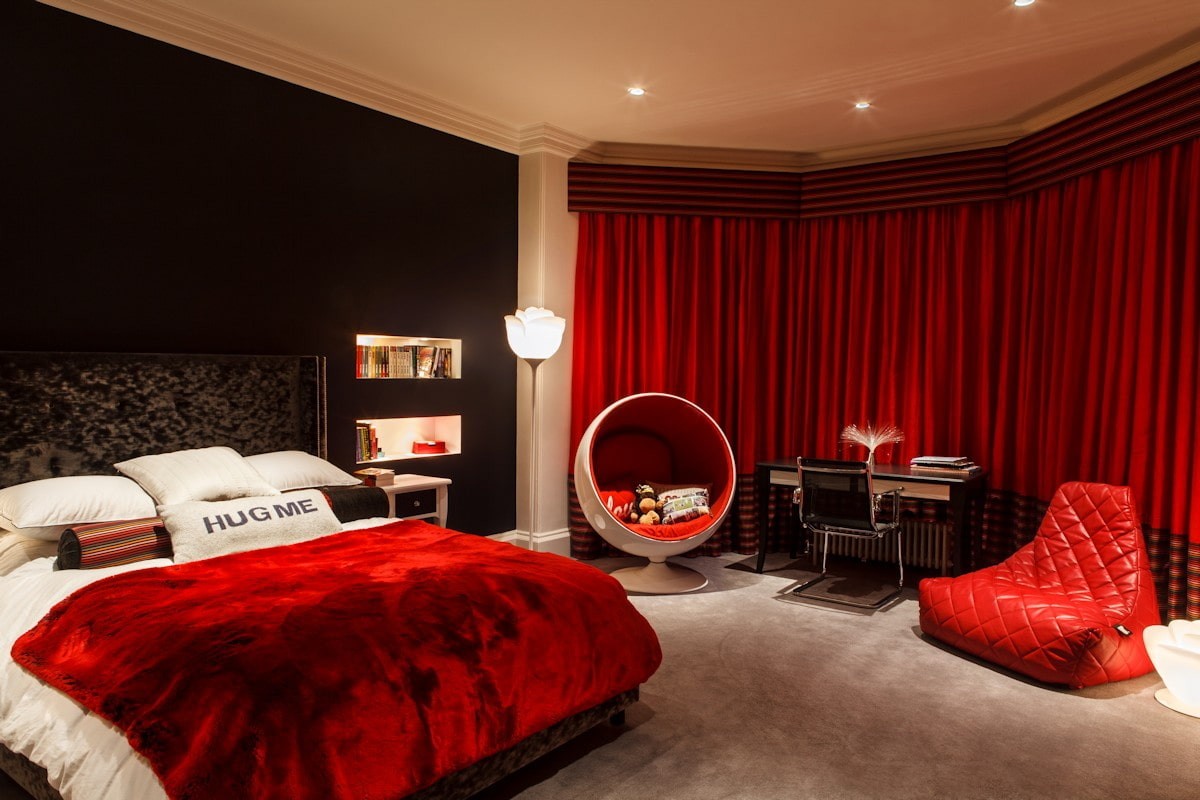 черная спальня с красным
