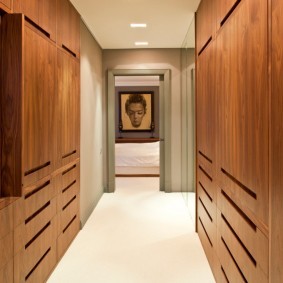 Деревянные шкафы в интерьере коридора