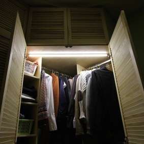 Встроенная подсветка внутри гардероба
