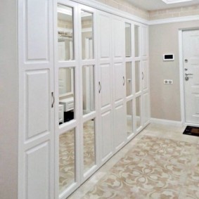 Белые шкафы в светлом коридоре