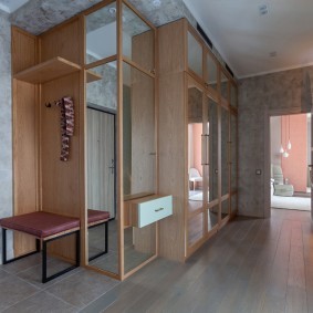 Встроенные шкафы в коридоре квартиры кирпичного дома